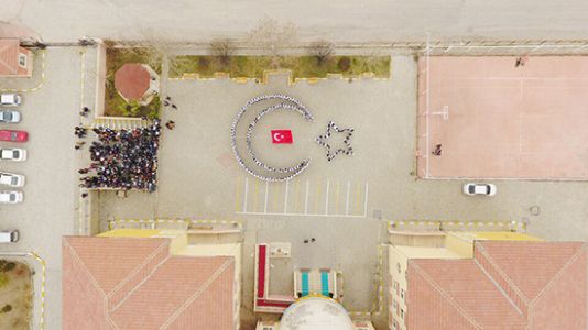 Elazığ'da 250 öğrenciyle 'Ay- yıldız' koreografisi  