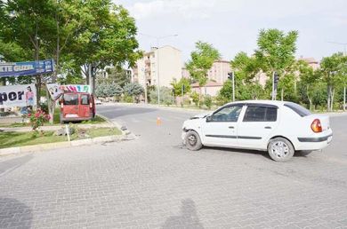 Adıyaman'da hafif ticari araç ile otomobil çarpıştı: 4 yaralı