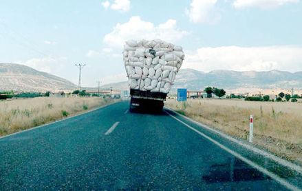 Diyarbakır'da saman yüklü kamyonlar tehlike saçıyor 
