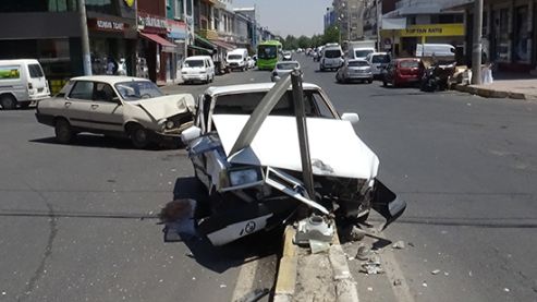 Diyarbakır’da Otomobiller kafa kafaya çarpıştı: 2 yaralı 