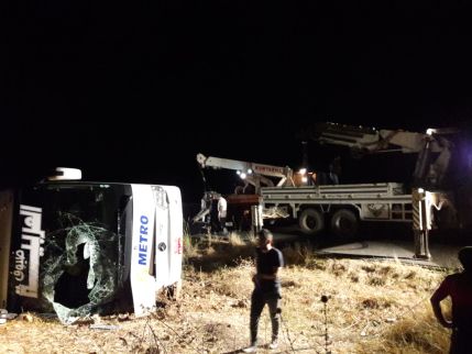 Nusaybin’de yolcu otobüsü devrildi: 10 yaralı