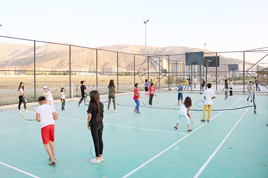 Bitlisli çocuklar tenis öğreniyor