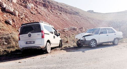 Siirt'te iki araç kafa kafaya çarpıştı: 5 yaralı 