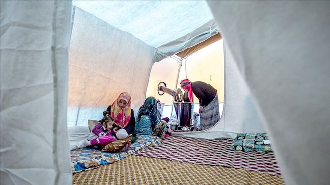 Depremzedeler çadırkentte yaşama tutunmaya çalışıyor
