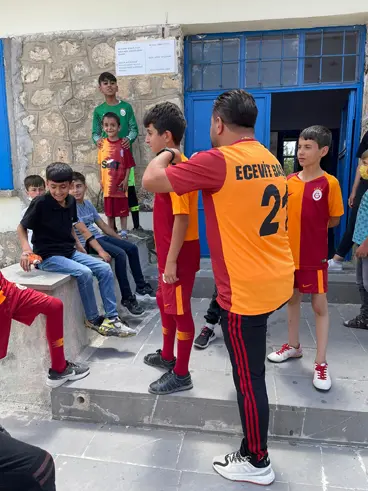 Galatasaray’dan Diyarbakır’daki köy okuluna malzeme desteği 