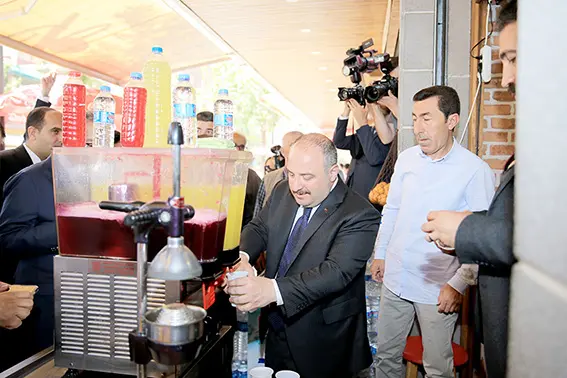 Bakan Varank, Diyarbakır'da vatandaşlara limonata ve meyan kökü şerbeti ikram etti