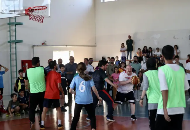 Bakanlar Varank ve Kasapoğlu, Diyarbakır'da gençlerle basketbol oynadı