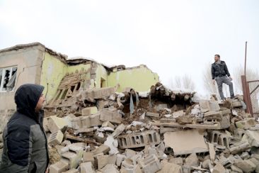 Deprem İran'da yıkımlar Van'da