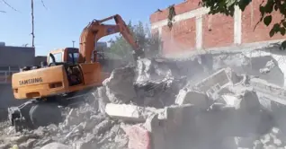 Ergani'de 85 metruk yapı yıkıldı