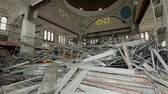 Cami inşaatındaki iskele çöktü