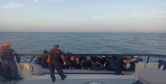 İzmir açıklarında 197 düzensiz göçmen yakalandı