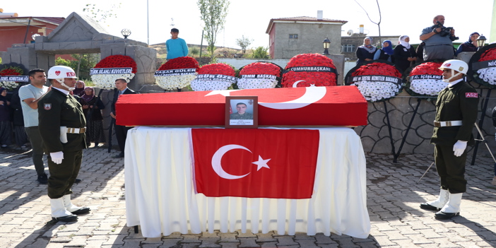 Şehit Piyade Sözleşmeli Er Onur Özbek son yolculuğuna uğurlandı