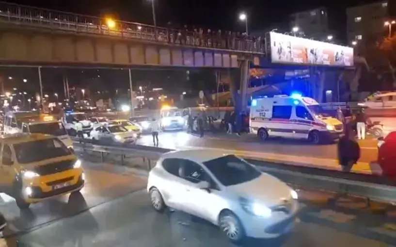 Kadıköy’de üst geçitte intihar girişimi!