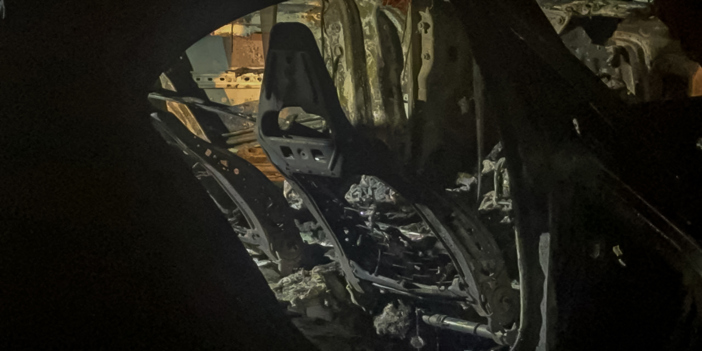 Arnavutköy'de boş arazide yanan otomobilde 2 kalaşnikof tüfek bulundu