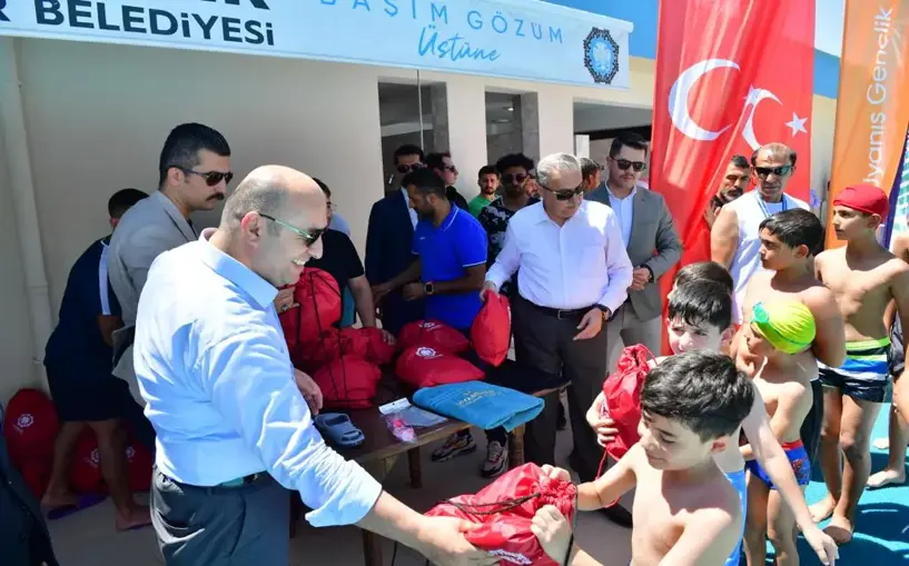 Diyarbakır'da yüzme eğitimi alan çocuklara spor malzemesi desteği sunuldu