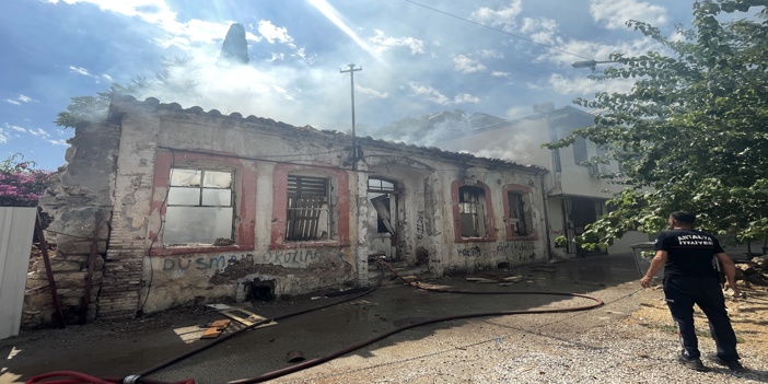 Antalya'da metruk evde çıkan yangın söndürüldü