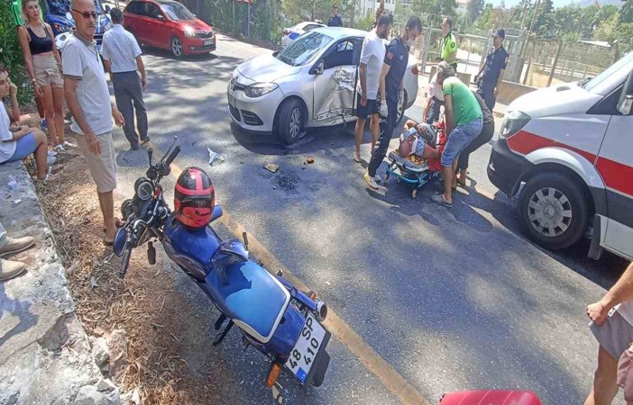Manevra yapan otomobile çarpan motosikletli yaralandı