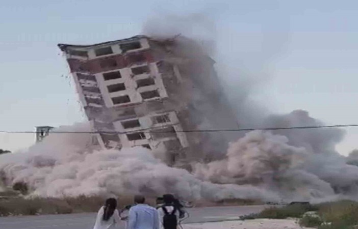 (Video) Dinamitle patlatılarak aynı anda yıkılan 16 katlı 2 binadan geriye enkaz kaldı