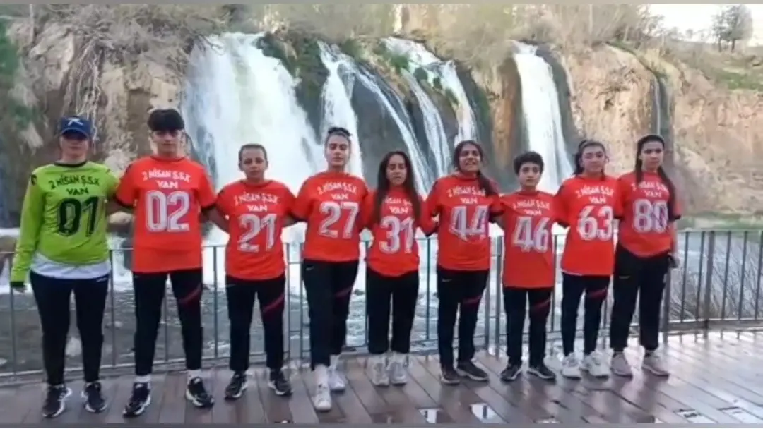 Vanlı kadın sporculardan Diyarbakır'a selam