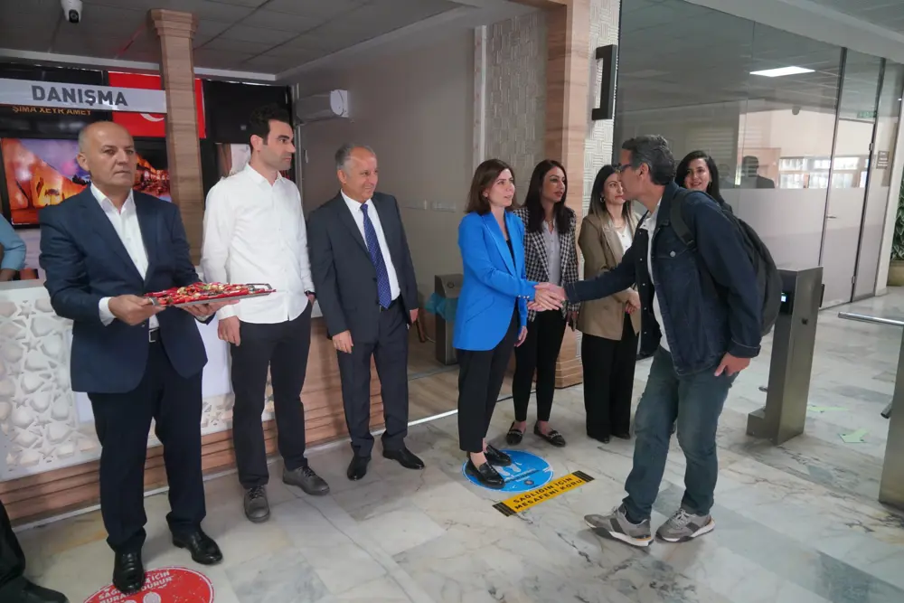 Diyarbakır Büyükşehir Belediye Başkanı Serra Bucak belediye personelini kapıda karşıladı
