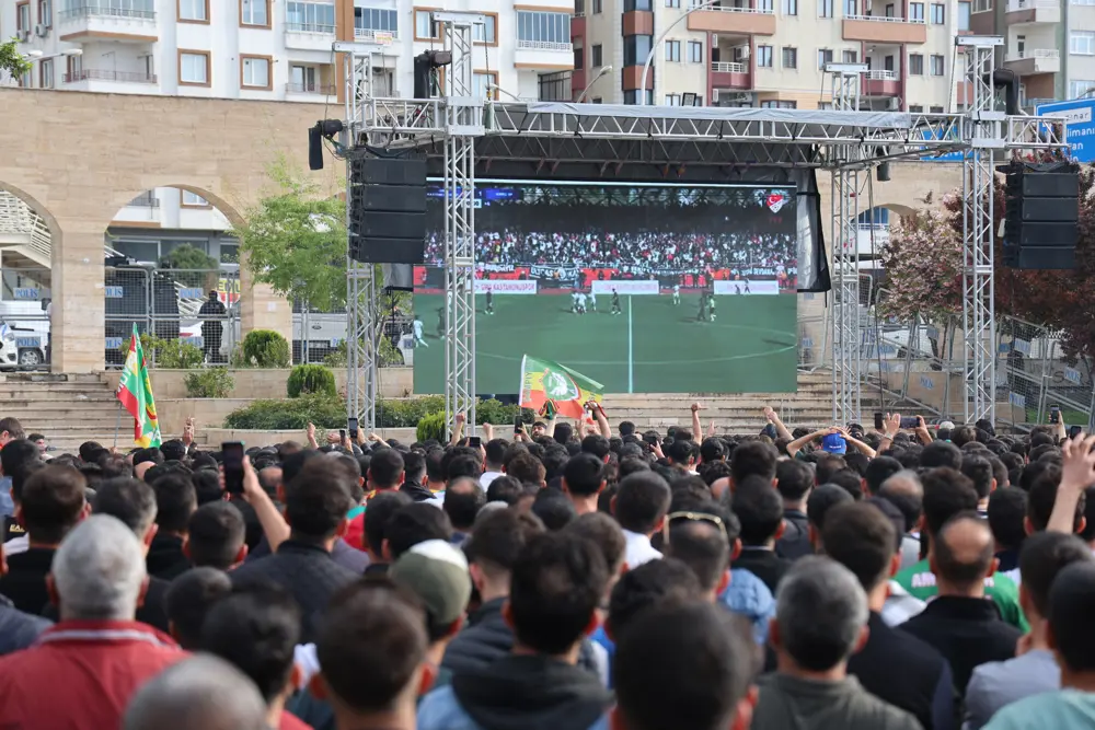 Diyarbakır şampiyonluk maçı için LED ekranlara koştu