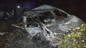 Minibüs uçuruma devrilip yandı: 3 kişi öldü, 18 kişi yaralandı