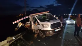VİDEO - Diyarbakır Eğil yolunda kamyonetler çarpıştı, yaralılar var