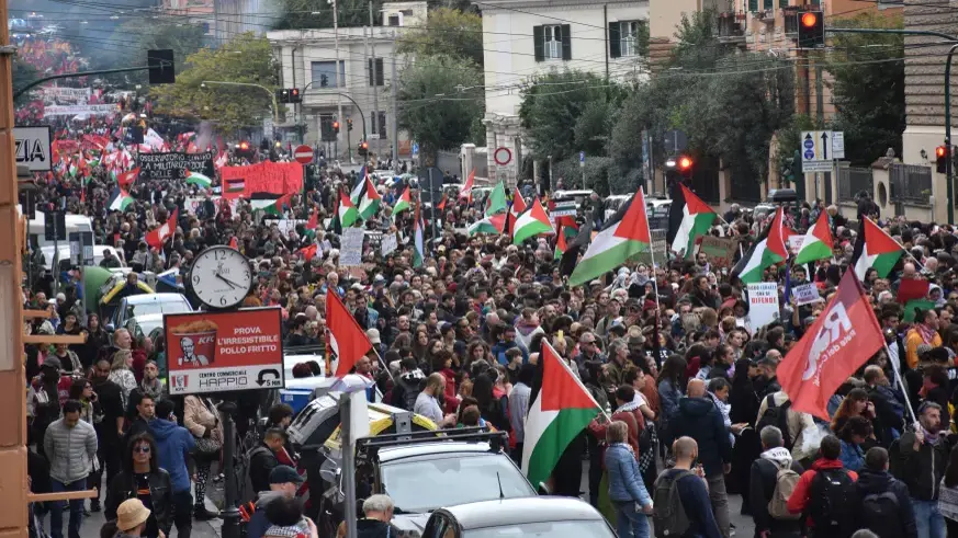 İtalya'nın farklı kentlerinde Filistin'e destek yürüyüşleri yapıldı