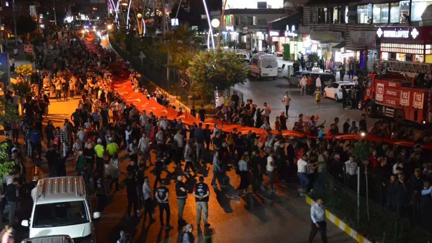 Şırnak'ta 300 metrelik Türk bayrağıyla fener alayı
