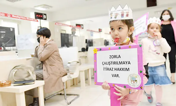 Çocuklar, 'hakları' için dövizli, düdüklü eylem yaptı