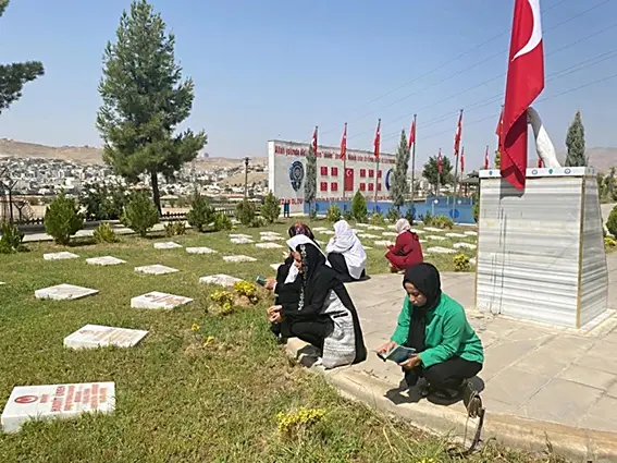 Cizreli kadınlar bombalı saldırıda şehit olan 12 polisi unutmadı