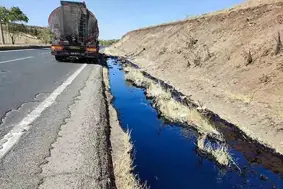 Zift yüklü tanker delindi yol kenarı kapkara oldu