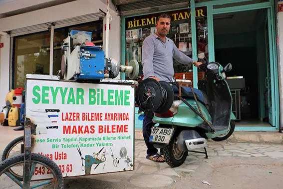 'Çark' kelimesinden yola çıktı, yıllardır kentte seyyar bileycilik yapıyor