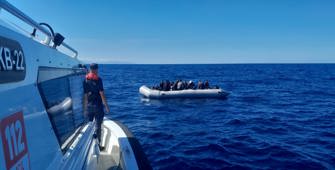 İzmir'de Yunanistan unsurlarınca geri itilen 90 düzensiz göçmen kurtarıldı