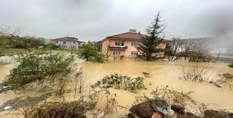 Düzce'de sağanak nedeniyle su baskınları yaşandı, kar yağışı ulaşımı aksattı