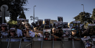 Gazze Şeridi'ndeki esirlerin yakınları İsrail Meclisi önünde gösteri düzenledi