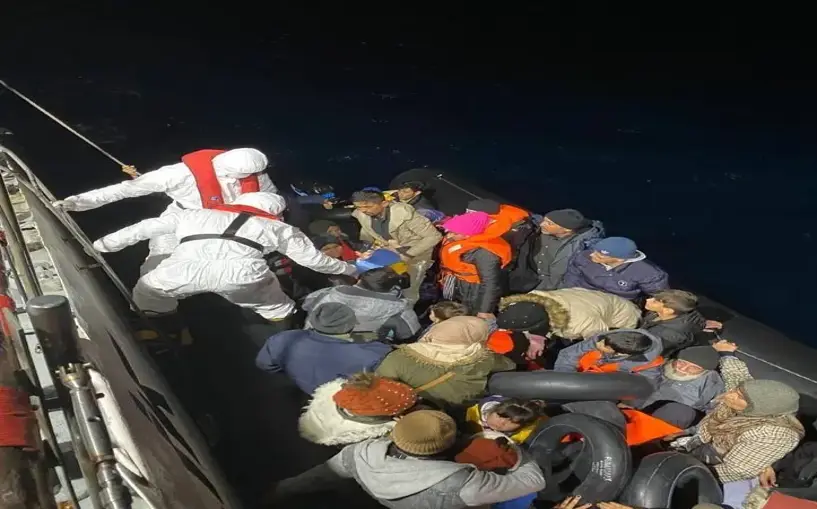 Ayvalık açıklarında 48 düzensiz göçmen yakalandı
