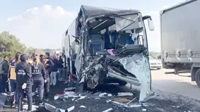 Adana'da otobüs kamyona çarptı, 2 kişi öldü, 6 kişi yaralandı