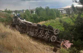 Diyarbakır'da tır şarampole yuvarlandı