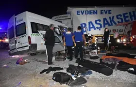 Sivas'ta minibüs ile otomobil çarpıştı: 7 yaralı