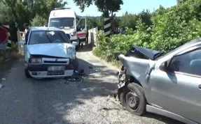 Çanakkale'de iki otomobil kafa kafaya çarpıştı: 8 yaralı