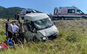 Antalya'da minibüs şarampole yuvarlandı: 7 yaralı