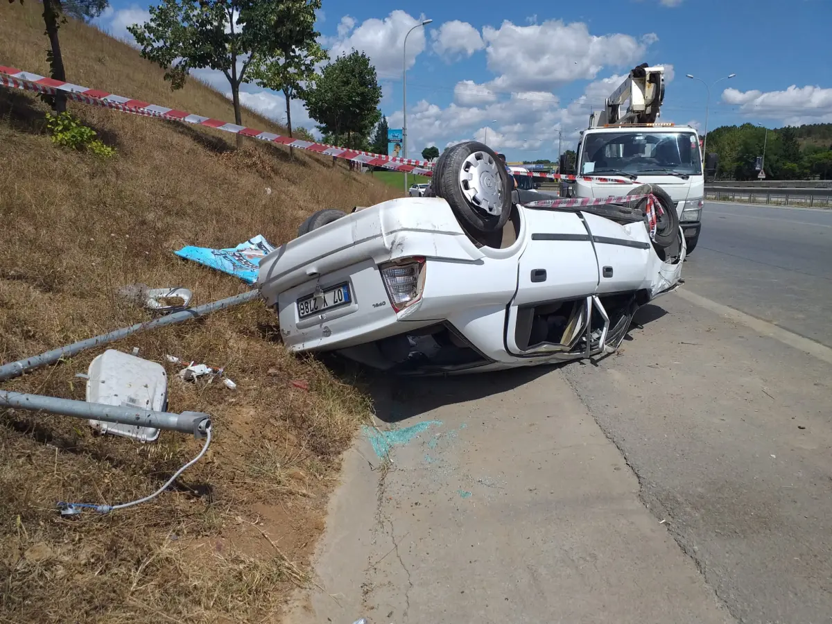 Pendik'te aydınlatma direğine çarpıp devrilen otomobilin sürücüsü yaralandı