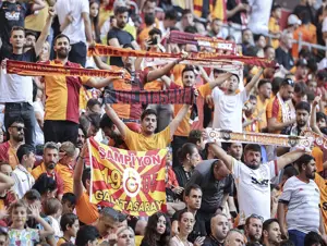 Galatasaray, yeni transferleri için taraftarı önünde imza töreni düzenledi