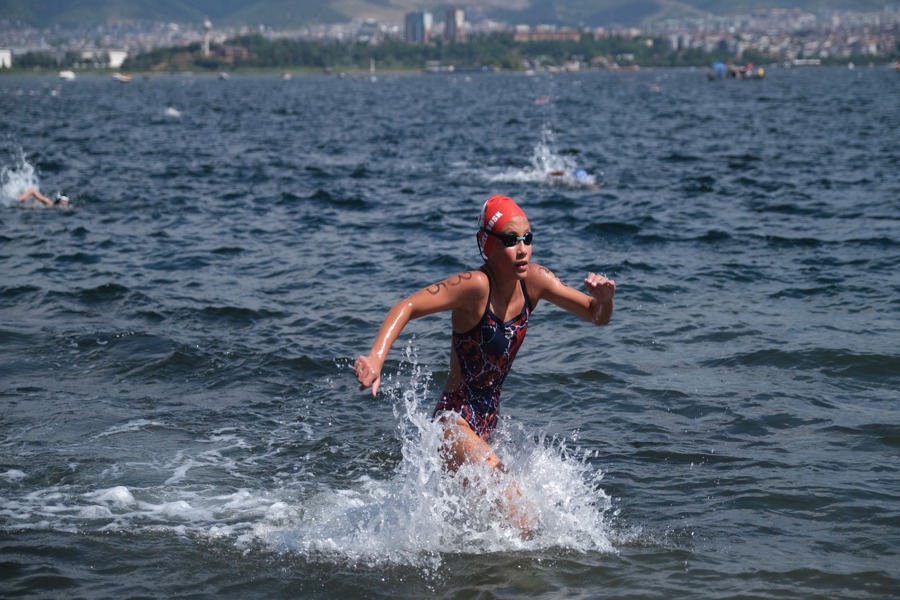 Kocaeli'deki Açık Su Yüzme Yarışları'nda sporcular İzmit Körfezi'ni yüzerek geçti