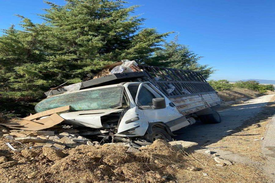 Afyonkarahisar'da kamyonetin refüje çarpması sonucu bir kişi öldü