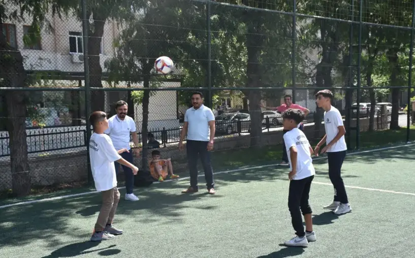 Diyarbakır'da sokakta futbol oynarken keşfedilen yetenek DBB spor kulübüne kazandırıldı
