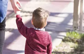 Koruyucu ailesi oldukları çocuk yeni doğan bebeklerine kardeş oldu