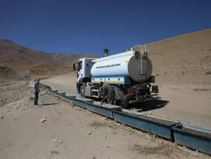 Van'da susuz kalan hayvanlara belediye ekipleri tankere su taşıdı