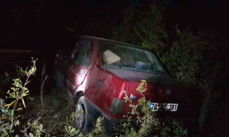 Otomobil bariyeri aşıp şarampole uçtu: 1 yaralı